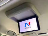 【後席モニター】家族や友人とお出かけする機会が多い方に大人気の後席モニターを装備!見やすい位置に画面がありテレビやDVDの視聴も快適!友達もお子様も、後席にしか乗らなくなるかも??