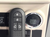 【キーフリーシステム】カバンやポケットに入れたままでもドアの施錠・解錠が可能なスマートキーを装備。エンジンのオン・オフ時もカギを取り出す必要が無いからとっても便利です♪