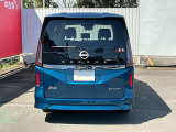 バックドアもとても大きく開きますので、荷物の積み下ろしもラクラク。