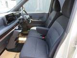 【VDC】運転操作やクルマの速度を検知して、ブレーキやエンジン出力の制御を 自動的に行い、滑りやすい路面やカーブを曲がるときや障害物を回避するときにクルマ の横滑りを軽減し、運転に安心感を与えます。