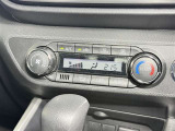 【オートエアコン】「AUTO」スイッチを押すだけで、冷暖房の切り替えや風量、吹き出し口の調整などを自動で行います。