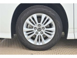 純正なので車に似合うデザインになっていますね。スタッドレスタイヤもご相談下さい。