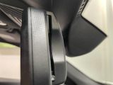 自動防眩機能を備えたルームミラー。ETC車載器を搭載しておりスタイリッシュかつ機能性を兼ね備えております。