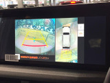 【パノラミックビューモニター】専用のカメラにより、上から見下ろしたような視点で360度クルマの周囲を確認することができます☆死角部分も確認しやすく、狭い場所での切り返しや駐車もスムーズに行えます。