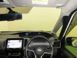 ドライバー目線で、使いやすく安全操作性と良好な視界を実現した運転席です。