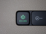 エンジン、エアコンなどを制御し低燃費な『ECONモード』に、また走りを楽しみたいとき、空調など快適性を重視したいときにはスイッチOFFで通常モードに切り替えができます!