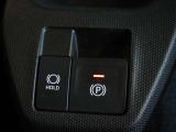 電動パーキングブレーキ・ブレーキホールドを装備してます。ホールド機能は信号待ちが多い一般道で疲労軽減になり、大好評です!