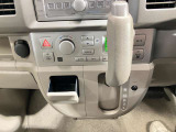 自然に手が届き操作性の良いシフトレバー!