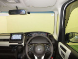 ドライバー目線で、使いやすく安全操作性と良好な視界を実現した運転席です。