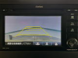 【バックカメラ】運転が苦手な方も車庫入れラクラクです!ギアをリバースに入れれば自動的に切り換わりますので、面倒な操作は不要です♪狭い駐車場もお車を傷つけず安心ですね!