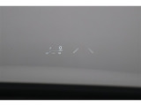 ヘッドアップディスプレイ(HUD)です。運転に必要な情報をフロントガラスの視野内に投影することで視線を外さず確認できます。視線移動や焦点調節が少なくて済むので安全性の向上に貢献します。