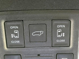 【パワーバックドア】スマートキーや運転席のボタンを押すだけでリアゲートが自動で開閉します!荷物を持っている時や、高い位置にあるバックドアを閉める際に便利な機能です♪
