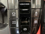 電動パーキング、ドライブモード等のスイッチ類の集中して配備されてます。