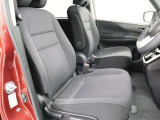 運転席・助手席です!非常にお買い求めいただきやすいお値段となっております!