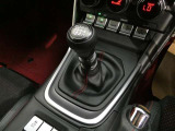 6速マニュアル車です。最近では希少となったマニュアル車。クルマの運転が楽しめるのはやっぱりマニュアル車ですね。