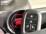 【Hondaスマートキー】カバンやポケットに入れたままでもドアの施錠・解錠が可能なスマートキーを装備。エンジンのオン・オフ時もカギを取り出す必要が無いからとっても便利です♪