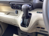 インパネシフトだから視線の移動も少なく足元もスッキリ♪運転席もゆったりしているのでゆとりを持ってドライブできますね!