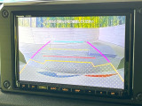 【バックカメラ】駐車時に後方がリアルタイム映像で確認できます。大型商業施設や立体駐車場での駐車時や、夜間のバック時に大活躍!運転スキルに関わらず、今や必須となった装備のひとつです!