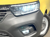 ●LEDヘッドライト:夜間走行時も良好な視界を確保し安心して運転できる高輝度LEDヘッドライトを装備!点灯速度が早く、消費電力も抑えられています。