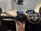 スッキリとまとめられた運転席周りで、運転を楽しくさせる内装です