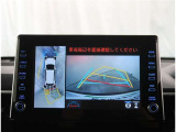 【パノラマモニター】に搭載した4つのカメラにより、車を真上から見ているような映像を表示。運転席から確認しにくい車両周囲の状況を把握できます。