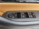 運転席のパワーウインドースイッチ部です。よく触れる場所だからこそ、使用状態があらわれますよね。ぜひこうした所もチェックしてください。