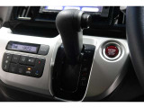 インパネシフトだから視線の移動も少なく足元もスッキリ♪運転席もゆったりしているのでゆとりを持ってドライブできますね!