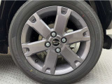 アルミホイール付き!「純正」なので車のデザインともマッチしています。お洒落は足元から。。。といいますから♪