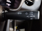 便利なオートライトコントロール機能付。暗くなるとヘッドライトを自動でつけてくれます。トンネルの多い郊外の道や、高速道路のトンネルを走行する時などは大変便利です。
