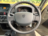 インテリアに合わせたデザインのステアリングは、運転される方のことも考え、運転しやすい形状、大きさです。是非一度、実際に触ってお確かめください。