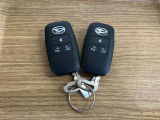 【スマートキー】 スマートキーを携帯していれば、ドアハンドルのボタンを押してロックの解除ができ、パワースライドドアもワンタッチで開閉できます