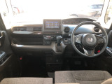 【インパネ全体】手が届きやすく、どなたでも運転しやすいです。シンプルで使いやすい設計になっています!