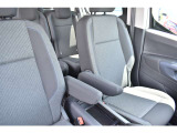 前席には、運転/助手席にアームレストが備わっています