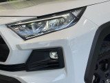 【LEDヘッドライト】悪天候や夜間走行時も良好な視界を確保し安心して運転できる高輝度LEDヘッドライトを装備!点灯速度が早く、消費電力も抑えられています。