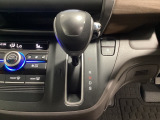 CVT車のセレクトレバーです。低速から高速まで、変速ショックのないスムーズな走りを実現するとともに、エンジン効率のよい領域を維持することで燃費にも貢献します。