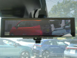 スマートルームミラー・車内の状況に関わらず、車両後方にあるカメラの映像をルームミラーに移します。