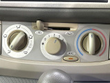 寒い冬も暑い夏も全席に快適な空調を届けてくれる、ダイヤル式エアコンを装備♪