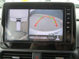 アラウンドビューモニターも装備しております。ご覧のように車体を真上か見たような映像なので、車庫入れの苦手なお客様ももうご心配いりません。