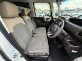 足元もゆったりで長時間の運転も疲れにくいフロントシートです。