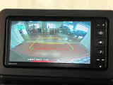 【バックモニター】 駐車時に車両後方の様子を見ることができるので、運転の不安を軽くします。