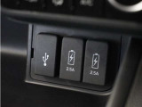 ◆USB接続端子◆スマホやiPodなどを接続して、いつもの音楽を車内でもお楽しみいただけます♪