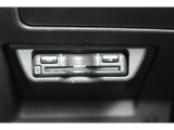 ETCは純正ならではの足元を妨げない工夫をこらしており、ETC2.0搭載車です。周辺のITSスポット道路状況や渋滞情報も表示可能でございます。
