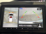 【全方位モニター】まるでクルマを真上から見下ろしたかのような視点で駐車をサポートします!クルマの斜め後ろや真横など、前後左右の4つのカメラの映像が合成されて、モニターに映し出されます。