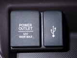 アクセサリーソケット(12V対応)と、USBをさすことができ、充電等に役立つ装備です!!