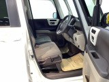 ベンチシートは、運転席と助手席の移動もスムーズ! 狭い駐車場での乗り降りや、お子様の乗り降りにも便利です。