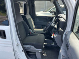 運転席・助手席シートは床が低いのでスムーズに乗り降りできます!
