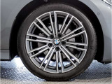 【BMWアロイホイル】軽量かつ強度に拘ったアロイホイル。走行性能ポテンシャルを引き出す設計。車の足元を引き締めてくれる大きなポイントはアロイホイルです。