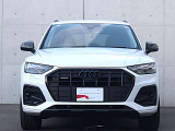 ●一目でAudiとわかる特徴的なシングルフレームグリル・LEDランプ。精悍なフロントマスクからAudiのスマートで上品なブランドを連想させてくれます。女性にも大変ご好評頂いております。