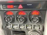 【左右独立型フルオートエアコン】運転席と助手席でそれぞれお好みの温度に設定可能。同乗者にも配慮した、快適な空調をお届け致します。