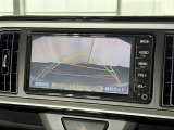 【バックガイドモニター】車両後方の映像をナビ画面に表示し、駐車などの後退操作をサポートします。